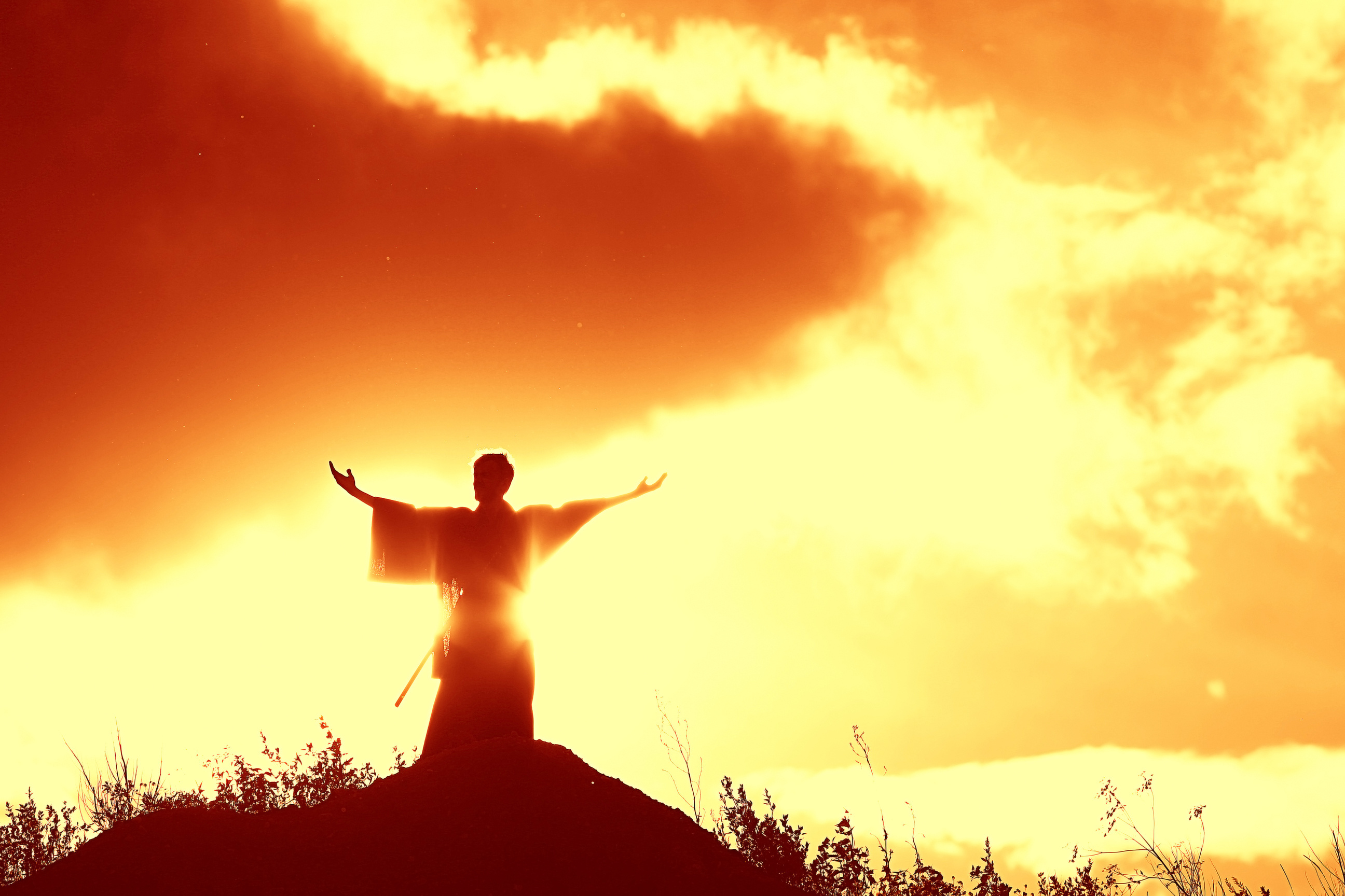 Солнце св. Монах на горе силуэт. Человек молится на горе. Человек молится на горе красивый вид. Фото молитва в горах.